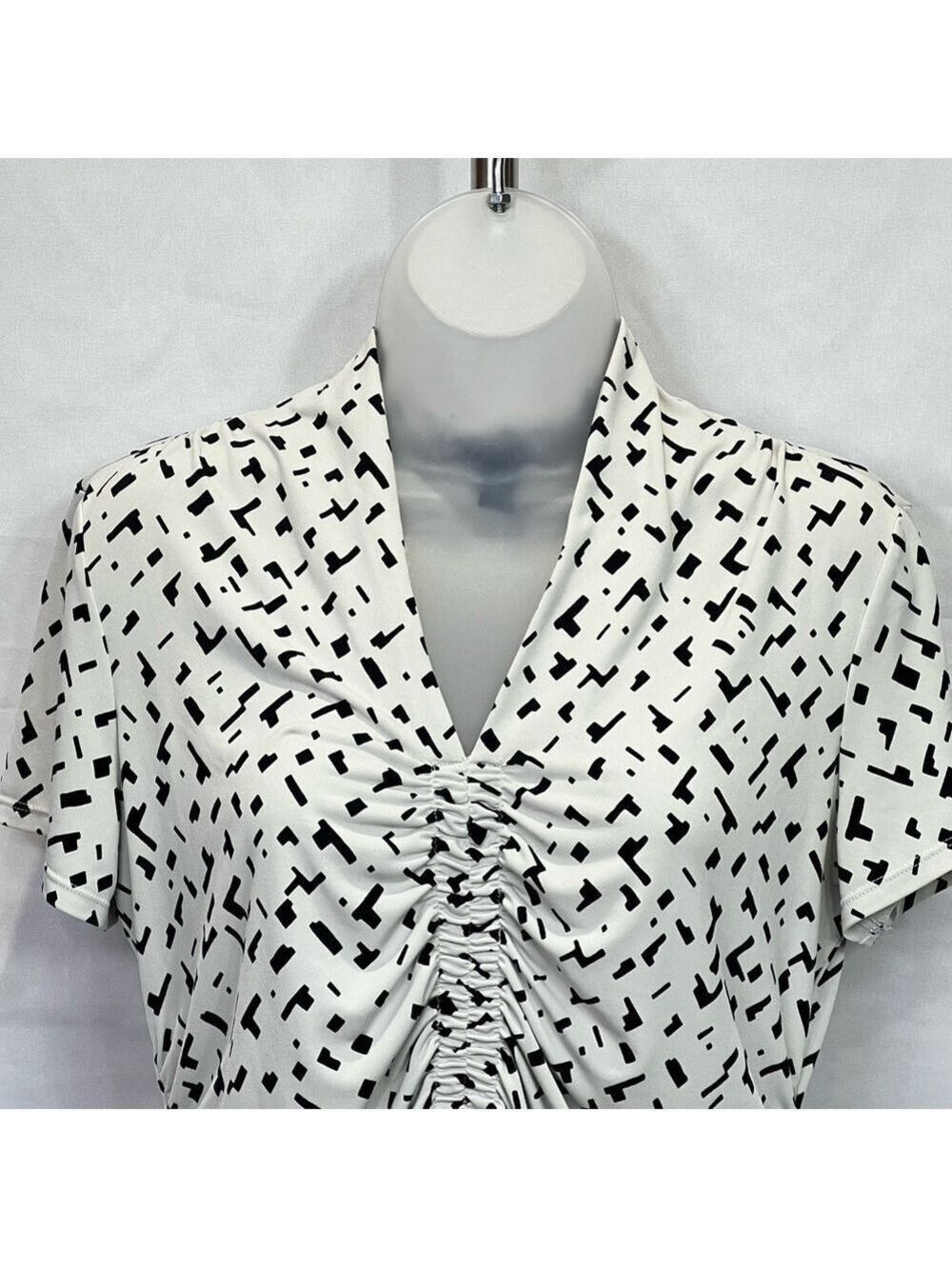 Alfani V-Neck Black & White Short Sleeve Ruched Blouse Top Size M - Picture 3 of 7